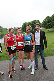 Veranstalter Alexander Fricke mit den Siegerinnen im Halbmarathon Katrin Esefeld (li. 3. Platz, 1:22:21), Aude Salord (Mi., 1. Platz 1:20:10) und Andrea Weber (re., 2. Platz, 1:20:29) (©Foto: Martin Schmitz)